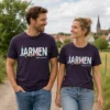 JARMEN T-Shirt aubergine Tragebild (KI-generiert)