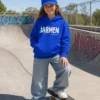 JARMEN Kinder Hoodie und Kinder Cap royal Tragebild (KI-generiert) JARMEN Kinder Hoodie und Kinder Cap royal Tragebild (KI-generiert)