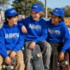 JARMEN Kinder Hoodie und Kinder Cap royal Tragebild (KI-generiert) JARMEN Kinder Hoodie und Kinder Cap royal Tragebild (KI-generiert)